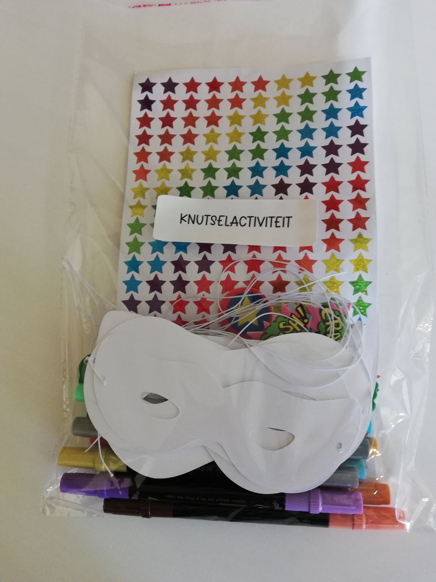 Knutselactiviteit superhelden maskers en klaparmbanden